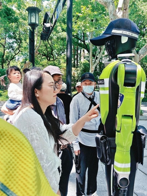 A tourist asks a robot for directions